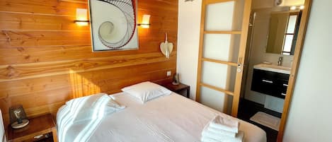 Tabla de planchar con plancha, wifi gratis y ropa de cama