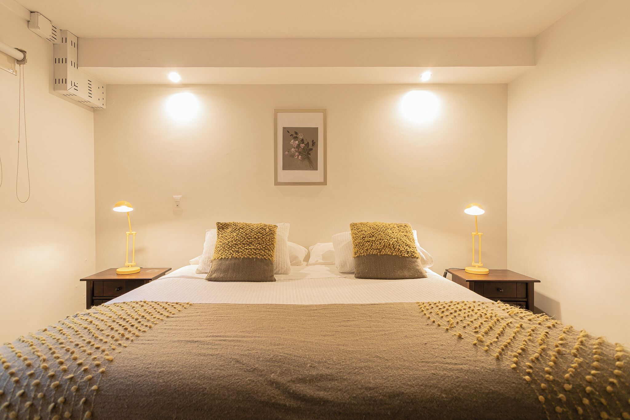 Een strijkplank/strijkijzer, internet, beddengoed