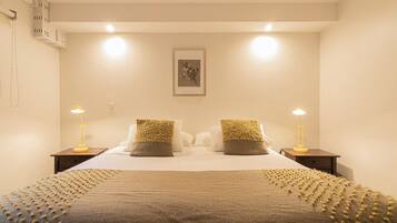 Een strijkplank/strijkijzer, internet, beddengoed