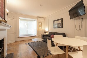 Dining - Spacious Duplex Apartment in Providencia for 4 (Providencia)