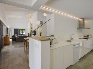 Fridge, microwave, oven, dishwasher - Modernes Haus in Meeresnähe by Interhome (Mallorca/Cala Romántica)