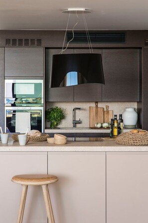 Kühlschrank, Mikrowelle, Ofen, Geschirrspüler