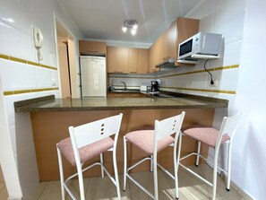 Kühlschrank, Mikrowelle, Ofen, Kochgeschirr/Geschirr/Besteck