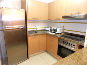Fridge, microwave, cookware/dishes/utensils - Wohnung mit Terrasse und Blick in el Medano by Interhome (El Médano)