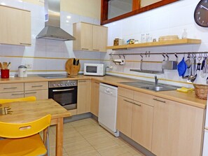 Kühlschrank, Mikrowelle, Ofen, Geschirrspüler