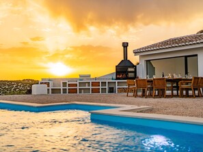 A heated pool - Luxuriöse Finca mit Pool, Spa und spektakulärer Aussicht by Interhome (Galera)