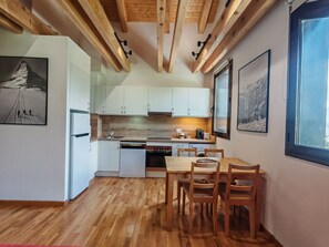 Fridge, microwave, oven, cookware/dishes/utensils - Aüt 3 Dachgeschosswohnung in Vall de Boí by Interhome (Caldes de Boi)