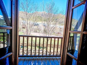A balcony with a view of a mountainous landscape and buildings. - Studio mit Kamin Cosmos 3 Vall de Boí by Interhome (Caldes de Boi)