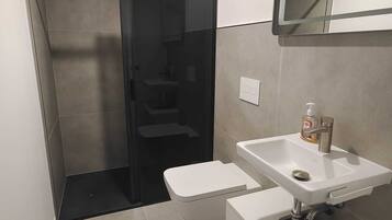 Dusche, Haartrockner, Handtücher, Seife