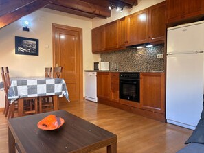 Fridge, microwave, oven, cookware/dishes/utensils - Dachgeschosswohnung mit Velux erta 3 Vall de Boí by Interhome (Caldes de Boi)