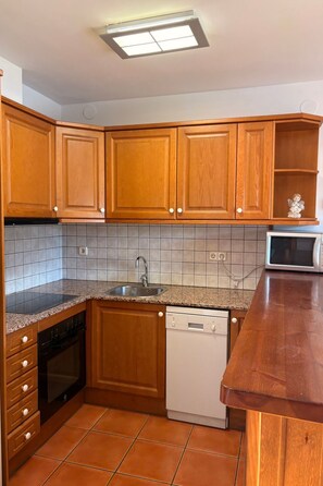 Kühlschrank, Mikrowelle, Ofen, Geschirrspüler