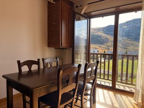 Dining - Triplex mit Kamin und Balkon Erta 4 Vall de Boí by Interhome (Caldes de Boi)