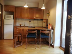 Kühlschrank, Mikrowelle, Ofen, Kochgeschirr/Geschirr/Besteck