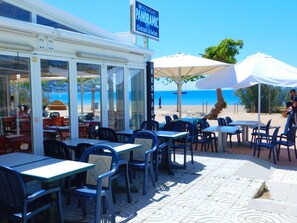 Outdoor dining - Wohnung mit Wasserblick by Interhome (Roses)