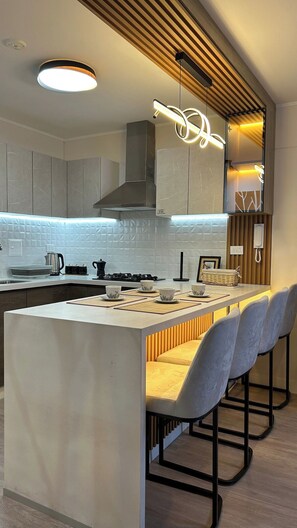 Microwave, oven, stovetop, dishwasher - Luxury apartment with swimming pool and jacuzzi (Lima)