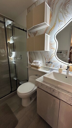 Hair dryer, towels, soap, toilet paper - Luxury apartment with swimming pool and jacuzzi (Lima)