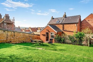 Outdoor dining - 2 Bed in Whitby (oc-w974) (Whitby)