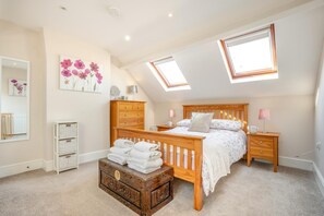 Iron/ironing board, travel cot, free WiFi, bed sheets - 2 Bed in Whitby (oc-w974) (Whitby)