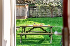 Outdoor dining - 2 Bed in Whitby (oc-w974) (Whitby)