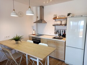 Kühlschrank, Mikrowelle, Ofen, Kochgeschirr/Geschirr/Besteck
