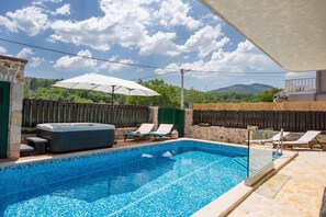 Pool - Cozy Villa for 8 with Pool and Jacuzzi (Šumet)