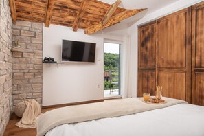 3 bedrooms, iron/ironing board, travel crib, free WiFi - Cozy Villa for 8 with Pool and Jacuzzi (Šumet)