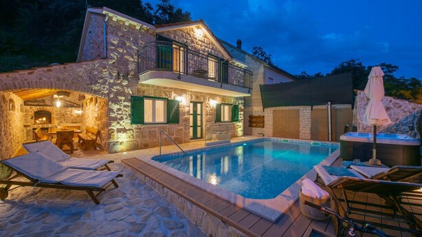 A stone building with a swimming pool, outdoor seating, and a hot tub. - Cozy Villa for 8 with Pool and Jacuzzi (Šumet)
