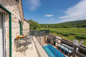 Outdoor dining - Cozy Villa for 8 with Pool and Jacuzzi (Šumet)