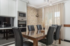 Dining - Cozy Villa for 8 with Pool and Jacuzzi (Šumet)