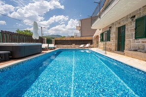 Pool - Cozy Villa for 8 with Pool and Jacuzzi (Šumet)