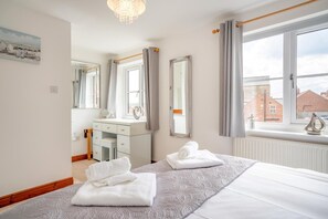 3 bedrooms, iron/ironing board, free WiFi, bed sheets - 3 Bed in Whitby (oc-w303) (East Crescent)