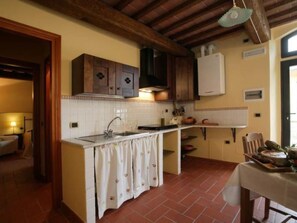 Réfrigérateur, micro-ondes, batterie de cuisine, vaisselle et ustensiles