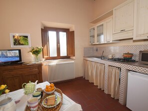 Kühlschrank, Mikrowelle, Kochgeschirr/Geschirr/Besteck