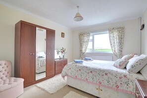 Tabla de planchar con plancha y ropa de cama