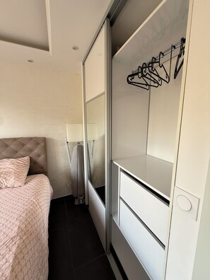 مكواة/لوح كي وخدمة الإنترنت وملاءات أسرّة