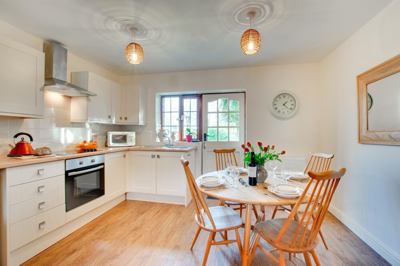 Mikrowelle, Ofen, Hochstuhl, Kochgeschirr/Geschirr/Besteck