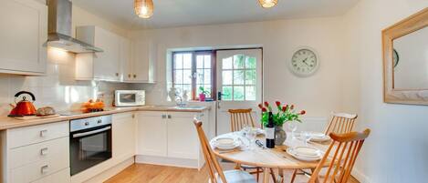 Mikrowelle, Ofen, Hochstuhl, Kochgeschirr/Geschirr/Besteck