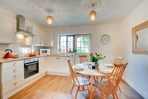 Microwave, oven, high chair, cookware/dishes/utensils - 2 Bed in Pwllheli (oc-nythyw) (Llanengan)