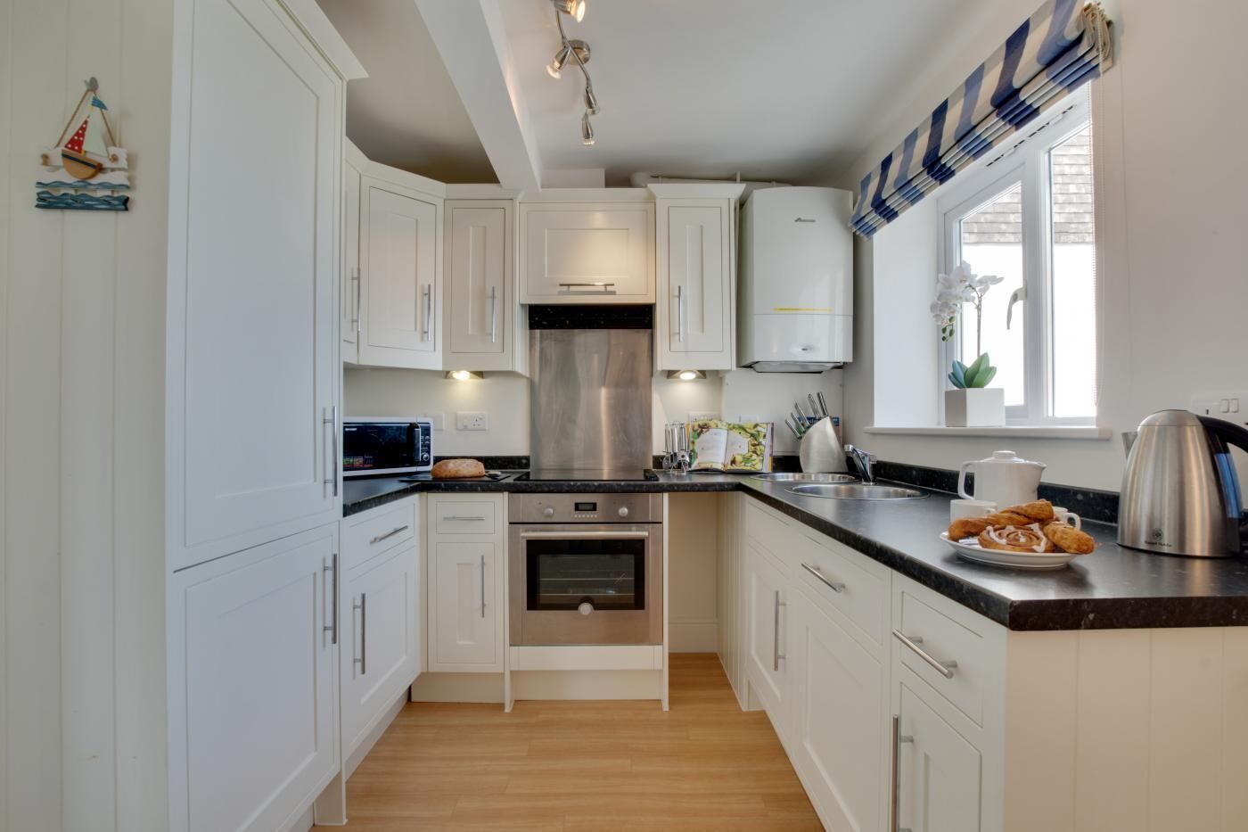 Mikrovågsugn, ugn, diskmaskin och grytor/köksredskap