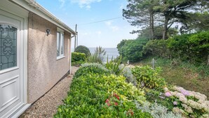 A house with a garden and a view of the sea. - 2 Bed in Looe (oc-l00055) (Trelawne)