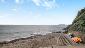A beach with kayaks and a stone staircase leading down to the water. - 2 Bed in Looe (oc-l00055) (Trelawne)