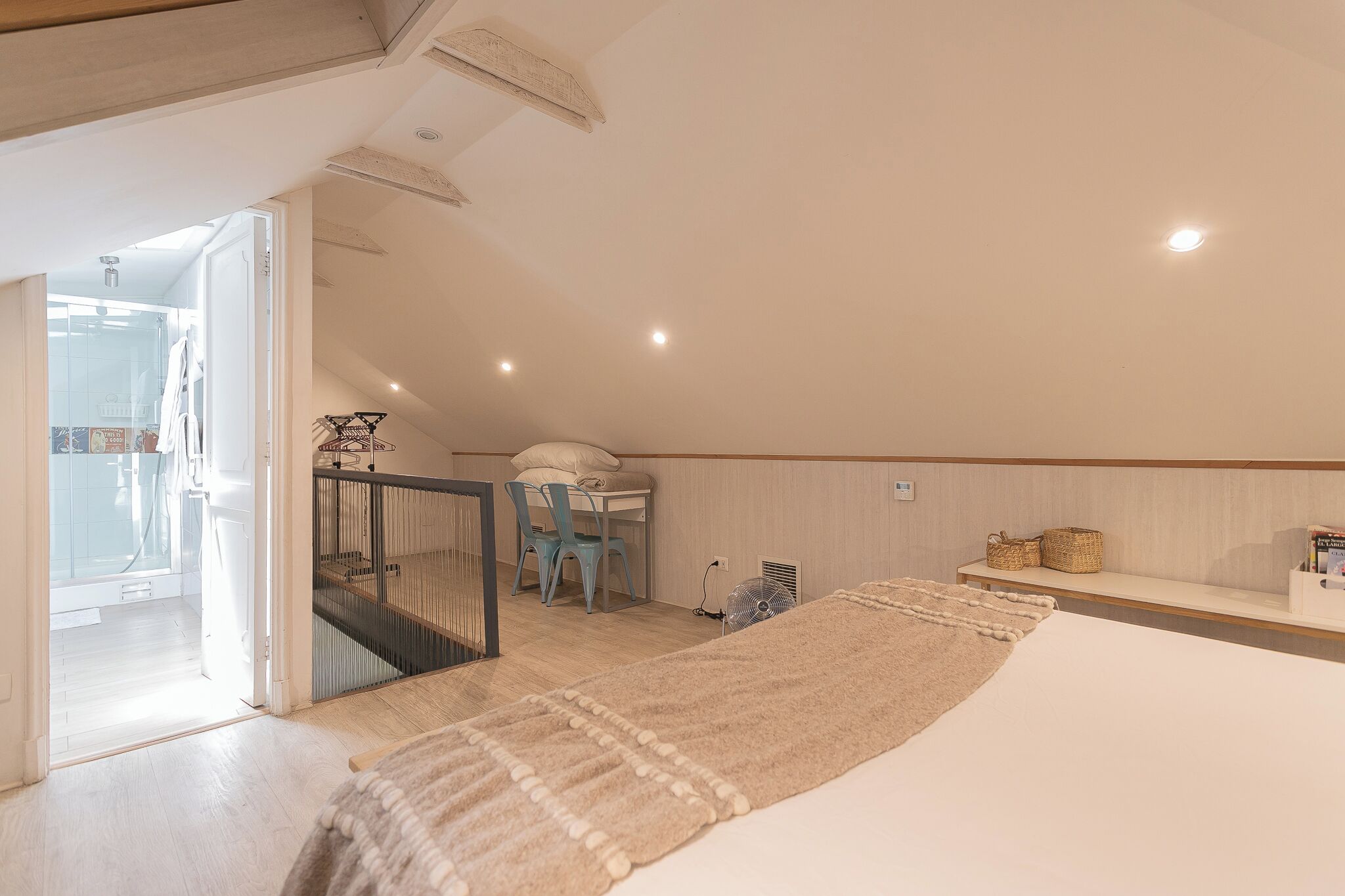 Strykejern/-brett, internettilgang og sengetøy