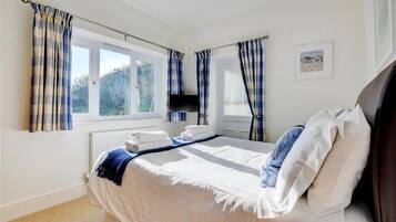 Iron/ironing board, free WiFi, bed sheets