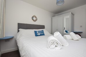 Iron/ironing board, travel cot, bed sheets - 2 Bed in Looe (oc-l30020) (Looe)