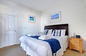 Iron/ironing board, free WiFi, bed sheets - 1 Bed in Looe (oc-l30010) (Looe)