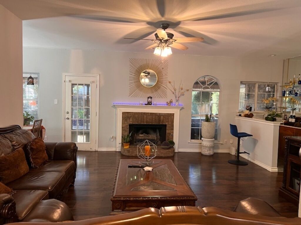 Smart-tv, een open haard en boeken