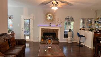 Smart-tv, een open haard en boeken