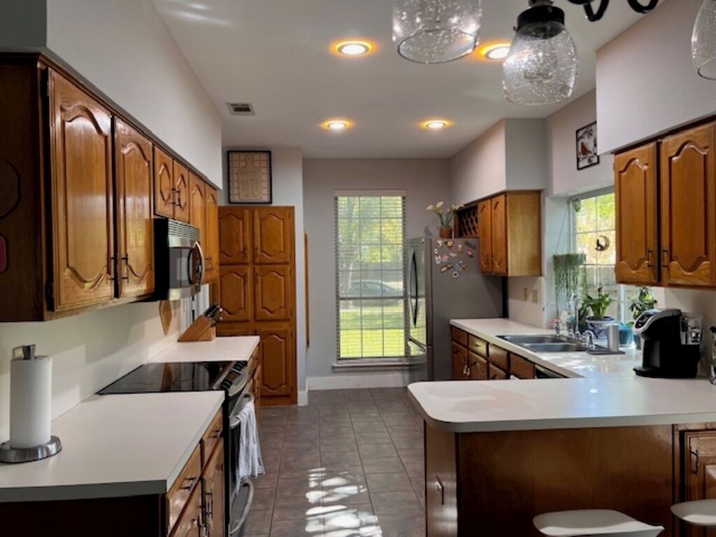 Een microgolfoven, een oven, een kookplaat, een vaatwasser