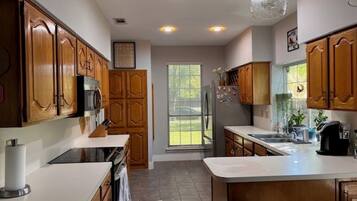 Een microgolfoven, een oven, een kookplaat, een vaatwasser