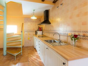 Fridge, cookware/dishes/utensils - mit Grill by Interhome (Fresneda de la Sierra Tiron)